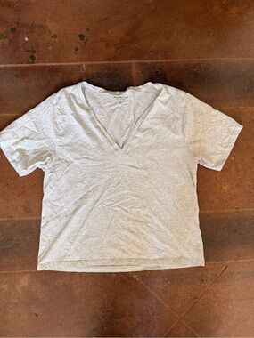 Abercrombie & Fitch Light Gray V-Neck Short Sleeve Tee